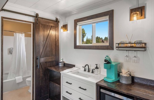 West Yellowstone Hotel | Cozy Retreat at Lazy Duck Inn Room #25 with Breakfast