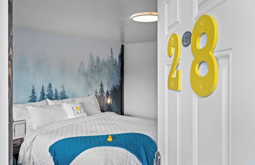 West Yellowstone Hotel | Modern Room at Lazy Duck Inn with Kitchen & Breakfast