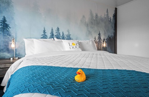 West Yellowstone Hotel | Spacious Remodeled Room at Lazy Duck Inn #29 - Guest Rated 10/10