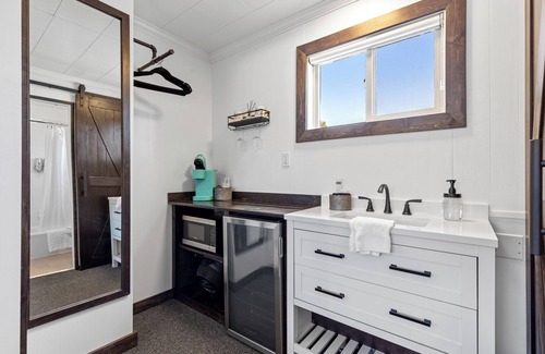 West Yellowstone Hotel | Spacious Remodeled Room at Lazy Duck Inn #29 - Guest Rated 10/10