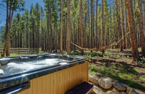 Warrior's Mark West House | Relaxing Getaway at Lazy Fox Lodge in National Forest