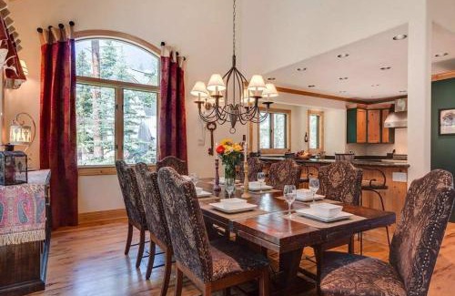 Warrior's Mark West House | Relaxing Getaway at Lazy Fox Lodge in National Forest