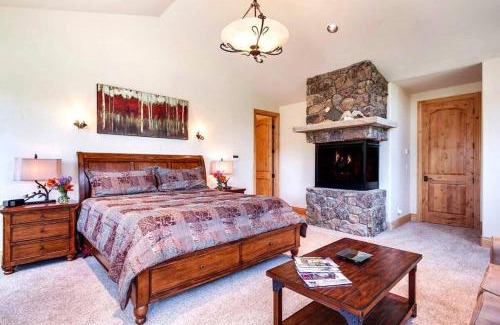 Warrior's Mark West House | Relaxing Getaway at Lazy Fox Lodge in National Forest