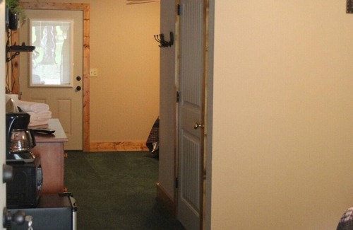 Joppa Cabin | Pet-Friendly Getaway at Lazy G Cabin #7 with Breakfast