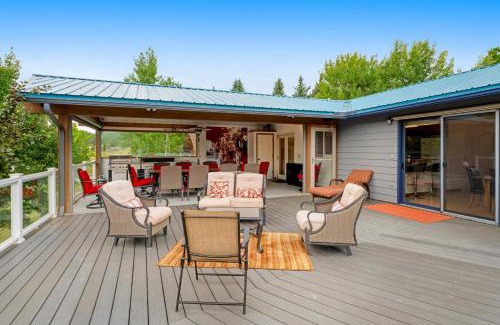 Lakeside House | Relaxing Getaway at Lazy K on Peaceful Bay Lake House