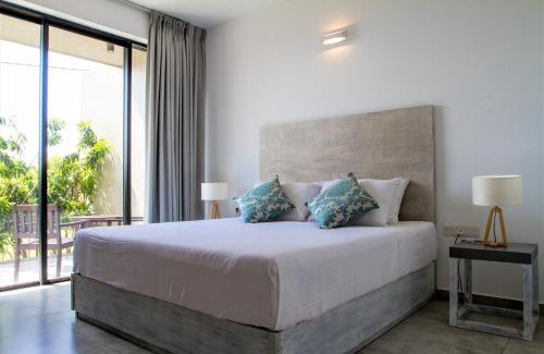 Hikkaduwa Hotel | Relax at Lazy Koala: Oceanfront Pool & Family-Friendly Fun