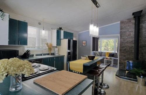 Amherst House | Relaxing Lake Cabin Retreat - Family-Friendly & 4 Stars