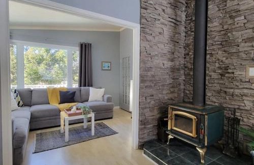 Amherst House | Relaxing Lake Cabin Retreat - Family-Friendly & 4 Stars