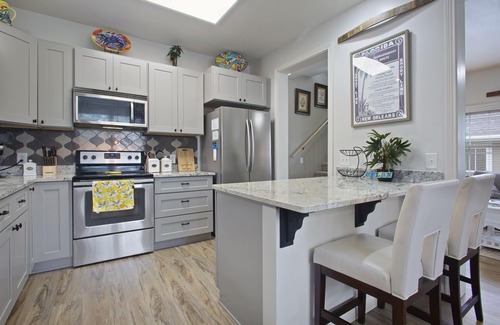 Long Beach House | Cozy Lazy Lemon Cottage - Steps from the Beach & Pet Friendly