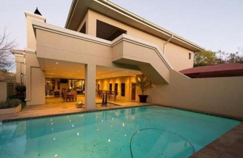 Bloemfontein House | Cozy Lazy Lizard Guesthouse with Breakfast & Kitchen Access