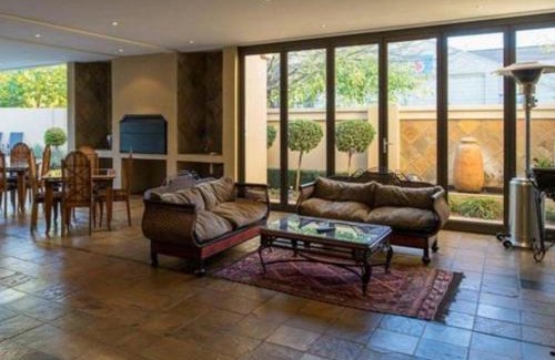 Bloemfontein House | Cozy Lazy Lizard Guesthouse with Breakfast & Kitchen Access