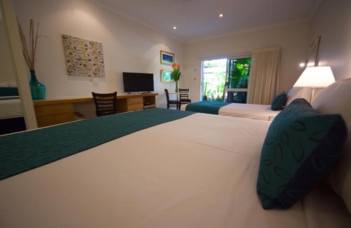 Port Douglas Hotel | Relax at Lazy Lizard Motor Inn with Ocean Views & Pool