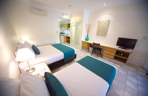 Port Douglas Hotel | Relax at Lazy Lizard Motor Inn with Ocean Views & Pool
