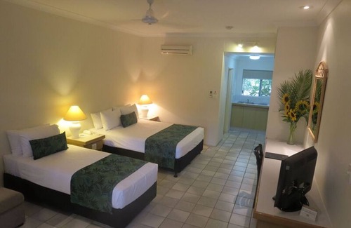 Port Douglas Hotel | Relax at Lazy Lizard Motor Inn with Ocean Views & Pool