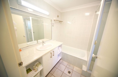 Port Douglas Hotel | Relax at Lazy Lizard Motor Inn with Ocean Views & Pool