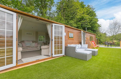 Redruth House | Top-Rated Lazy Lodge: Family-Friendly Retreat with Kitchen