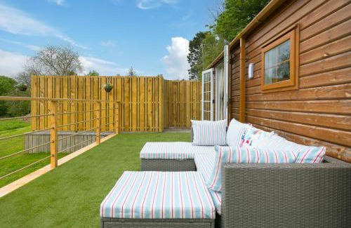 Redruth House | Top-Rated Lazy Lodge: Family-Friendly Retreat with Kitchen