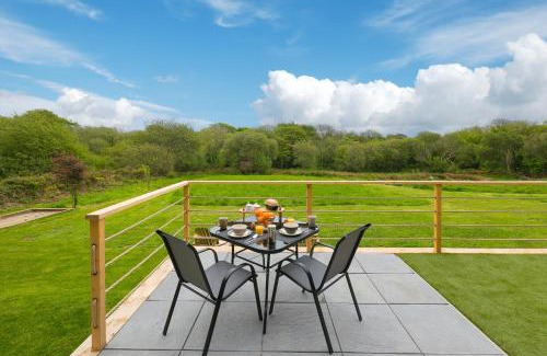 Redruth House | Top-Rated Lazy Lodge: Family-Friendly Retreat with Kitchen