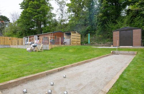 Redruth House | Top-Rated Lazy Lodge: Family-Friendly Retreat with Kitchen