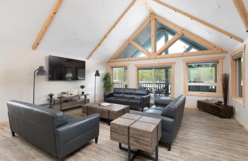 Valemount House | Relax at Lazy Moose: Family-Friendly Retreat with Great Scores