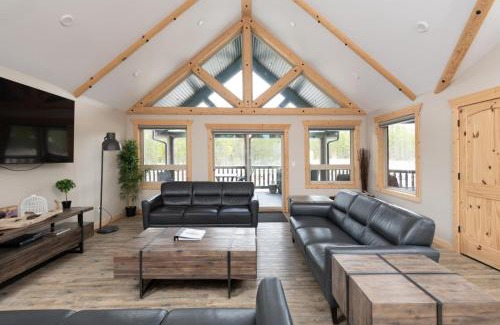 Valemount House | Relax at Lazy Moose: Family-Friendly Retreat with Great Scores