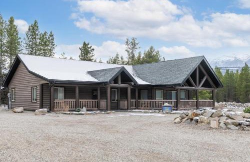 Valemount House | Relax at Lazy Moose: Family-Friendly Retreat with Great Scores