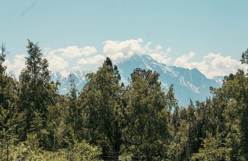 Palmer House | Relax at Lazy Mountain Guest House with Family-Friendly Amenities