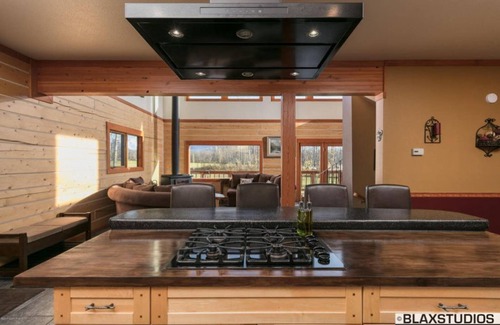 Buffalo Soapstone House | Scenic Lazy Mountain View Log Home with Lake and Spa Access