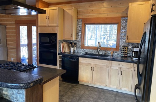 Buffalo Soapstone House | Scenic Lazy Mountain View Log Home with Lake and Spa Access