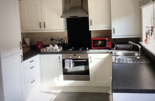 Oakham House | Cozy Retreat at Lazy Nest with Breakfast & Family Amenities