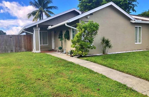 Royal Palm Beach House | Discover Lazy Palms: Ocean View & Family-Friendly Stay