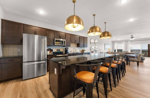 Kimberling City Condo | Enjoy the Lazy River and Hot Tub at Our Lakeview Retreat!