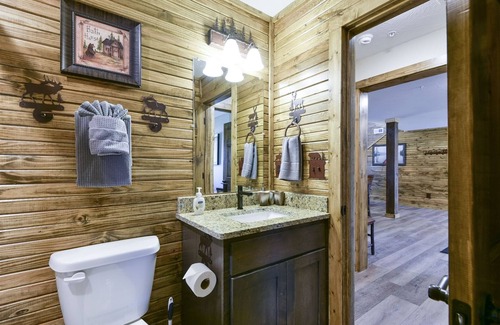 Branson Cedars Cabin | Pet-Friendly Lazy River Lodge with Pool & Hot Tub