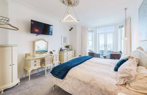 Newquay City Centre Hotel | Unwind at Lazy Waves Boutique B&B with Gourmet Dining