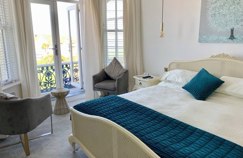 Newquay City Centre Hotel | Unwind at Lazy Waves Boutique B&B with Gourmet Dining