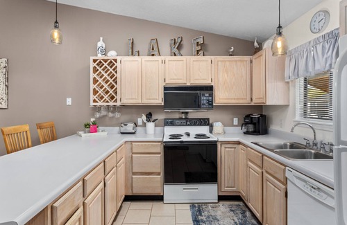 Osage Beach Condo | Prime Waterfront Condo with Pool & Family-Friendly Amenities