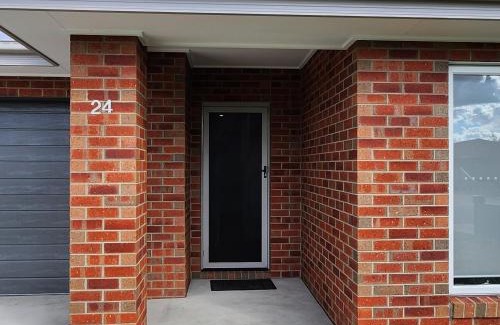 Shepparton Apartment | Lbarza Stylish New 4 BR Home with room to play