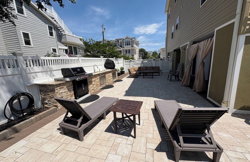 North Beach House | LBI 4-bedroom house with WiFi, Jacuzzi, on a beautiful block. 3 full kitchens!