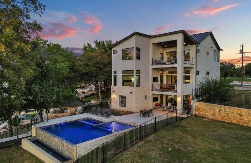 Burnet House | LBJ Bliss Retreat: Heated Pool, Hot Tub & Game Rooms