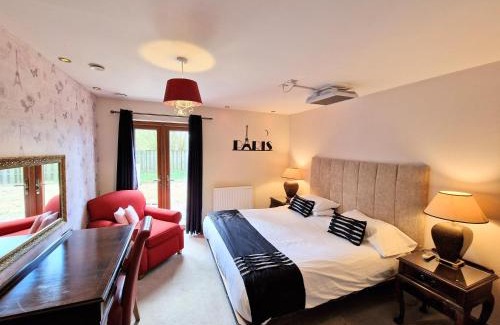 Kelty Ski Chalet | Relaxing Retreat at Lbtie Lodge with Two Private Hot Tubs