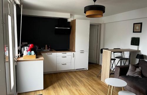 Mantes-la-Ville Apartment | LCY Home - Superb Ground-Floor Apartment, Rated 9/10