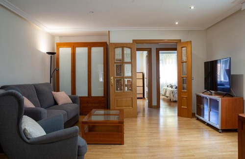 Leon Apartment | Experience León Confort Centro: 4-Star Family-Friendly Stay