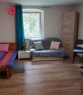 Szteklin House | Forest Retreat Near the Lake: Pet-Friendly Getaway