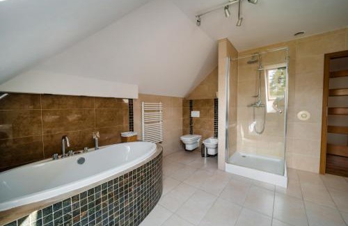 Ilawa House | Discover Leśne Dziarnówko: Oceanfront Retreat with Hot Tub