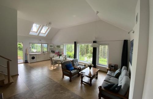 Chmielno House | Enchanting Leśny Domek: Guest Rated 9.5 with Family Amenities