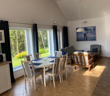 Chmielno House | Enchanting Leśny Domek: Guest Rated 9.5 with Family Amenities
