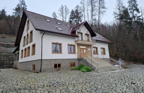 Łabowa House | Inviting Leśny Dworek: Guest Rated 9.3 with Pool Access
