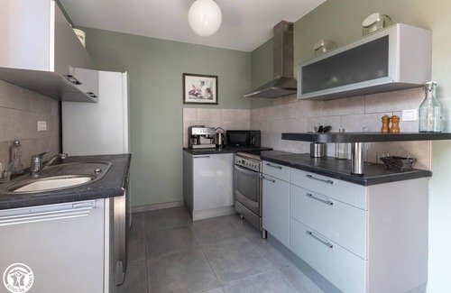 Volvic House | Relax at LE 10 - Volvic Gîte: Family-Friendly Retreat