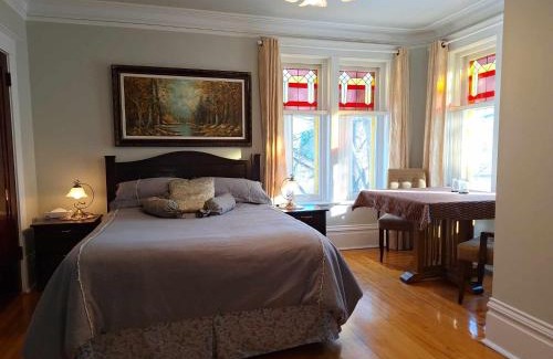 Mauricie Bed & Breakfast | Oceanfront Escape at Le 100 St-Laurent with Breakfast