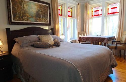 Mauricie Bed & Breakfast | Oceanfront Escape at Le 100 St-Laurent with Breakfast